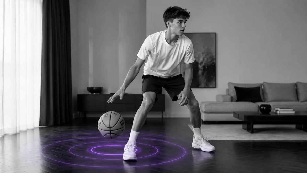 eune basketteur dribblant à la maison avec un ballon standard