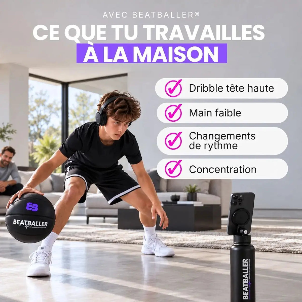 Jeune basketteur s’entraînant à la maison avec Beatballer®, casque audio, Silent Beatball® et smartphone, pour travailler le dribble tête haute, la main faible, les changements de rythme et la concentration.