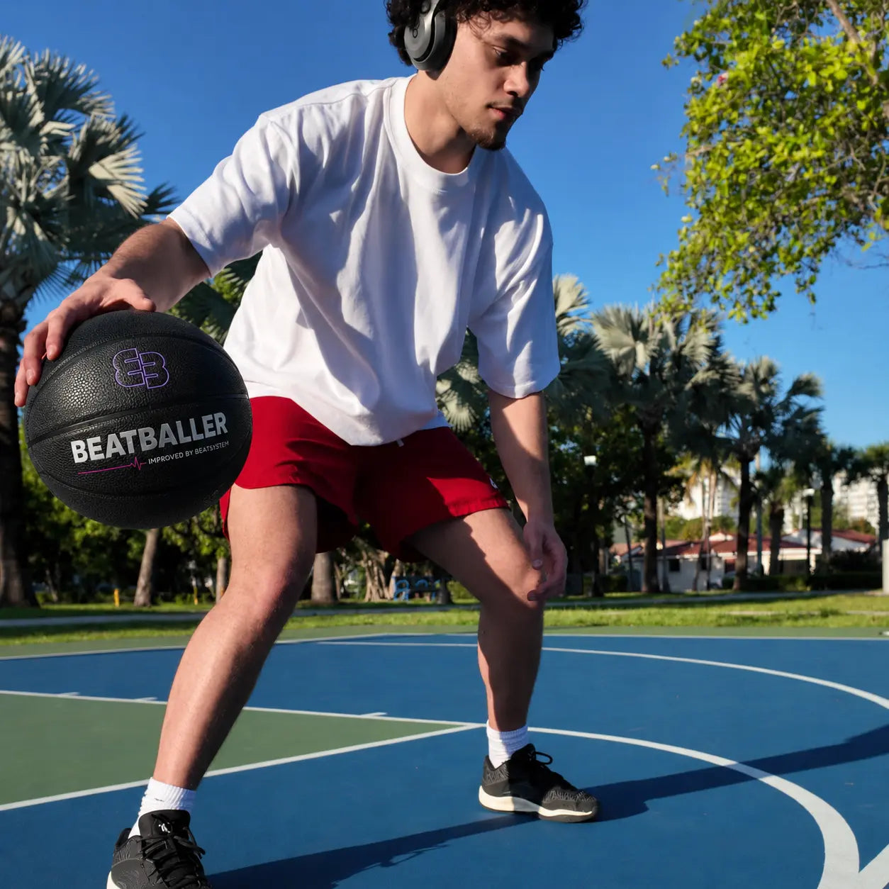 Joueur de basket en entraînement extérieur avec le Beatball® Grip+ noir