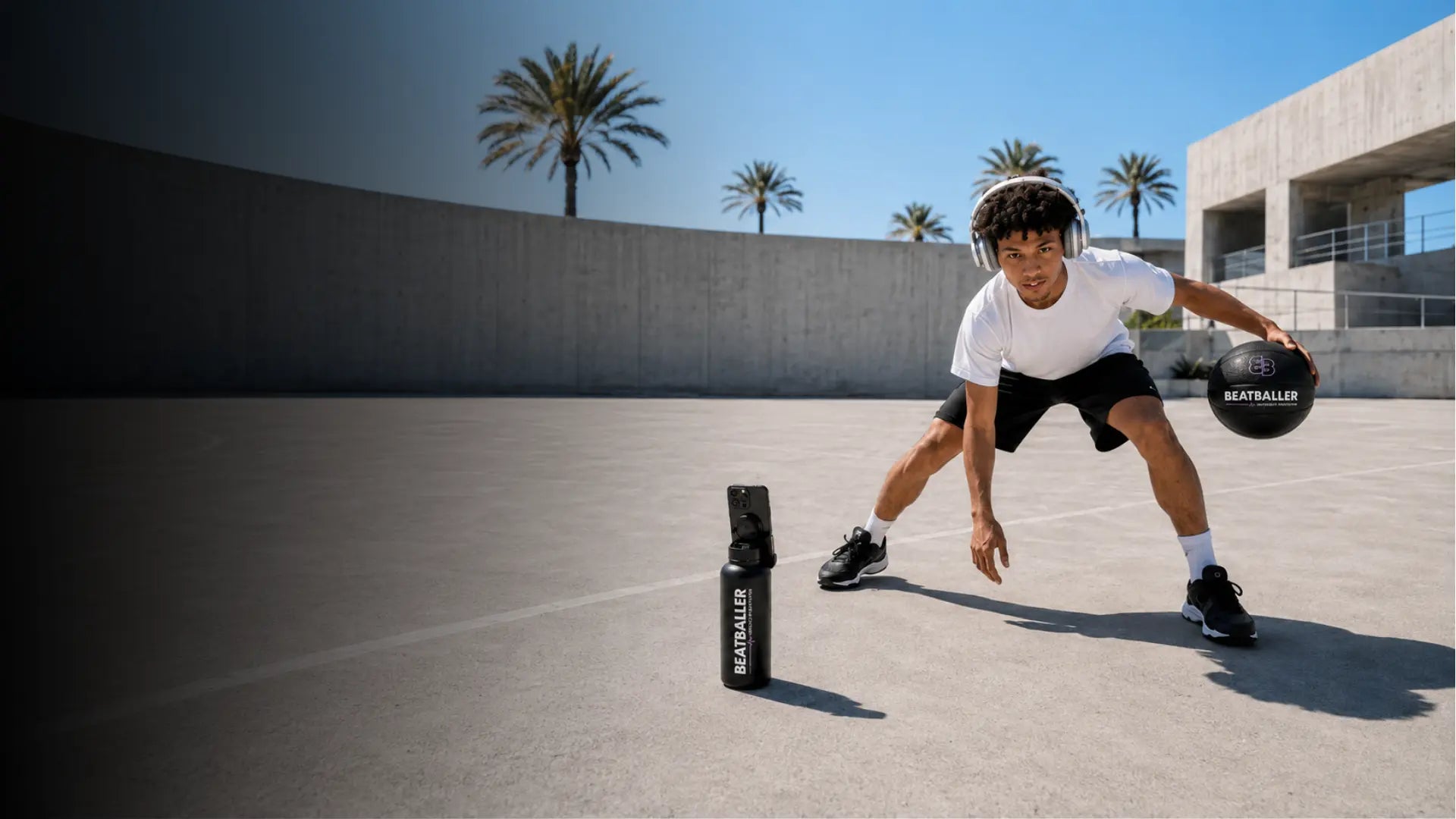 Joueur de basket dribblant avec le ballon Beatballer et l'app d'entraînement rythmique