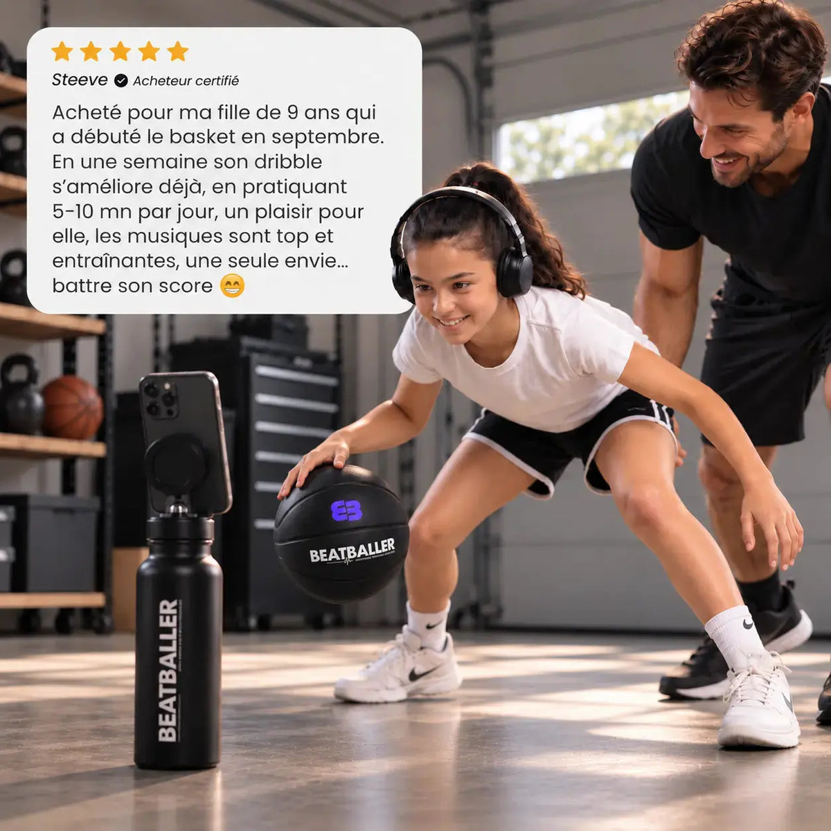 Jeune basketteuse s’entraînant au dribble avec le Silent Beatball® et l’app Beatballer®, accompagnée de son père dans un garage aménagé, avec avis client affiché.