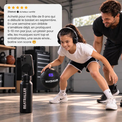 Jeune basketteuse s’entraînant au dribble avec le Silent Beatball® et l’app Beatballer®, accompagnée de son père dans un garage aménagé, avec avis client affiché.