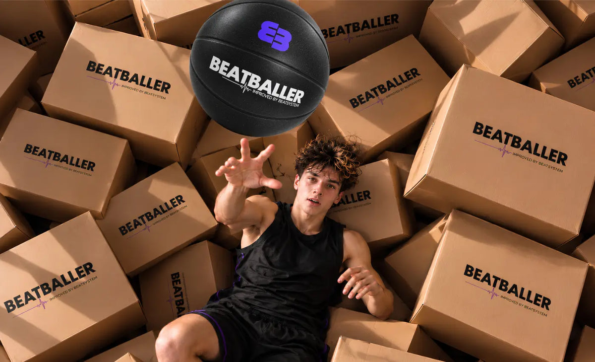 Joueur de basketball lançant le Silent Beatball® noir au milieu de cartons Beatballer® lors du retour en stock.