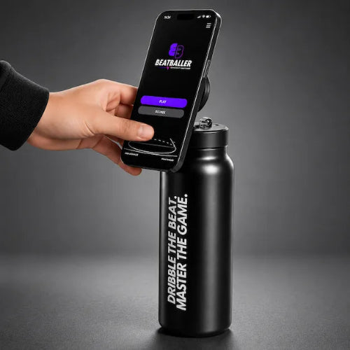 Smartphone fixé sur le support magnétique intégré à la gourde isotherme Beatballer®, avec l’application de dribble affichée à l’écran.