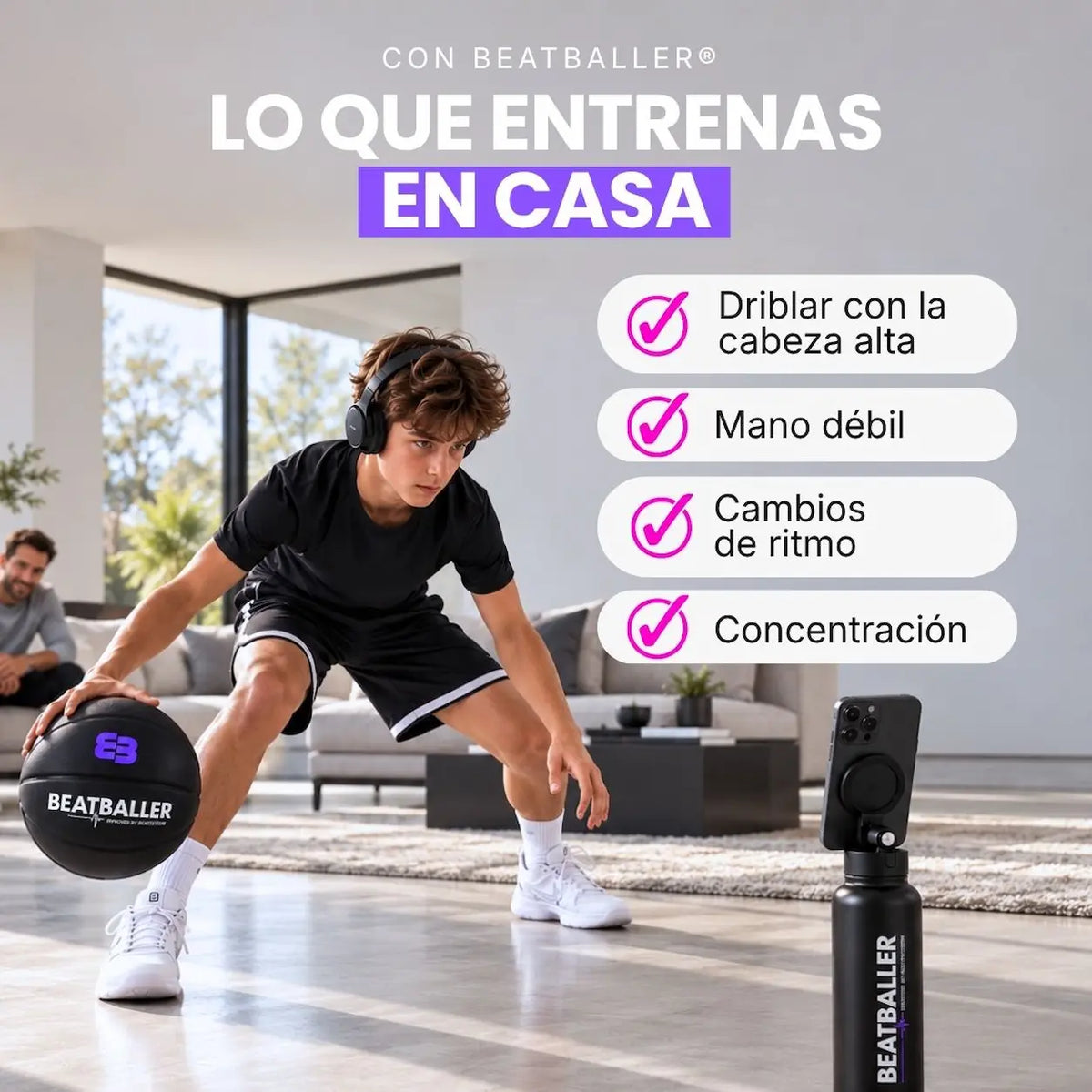 Joven jugador de baloncesto entrenando en casa con Beatballer®, auriculares, Silent Beatball® y smartphone, para trabajar el dribbling con la cabeza alta, la mano débil, los cambios de ritmo y la concentración.