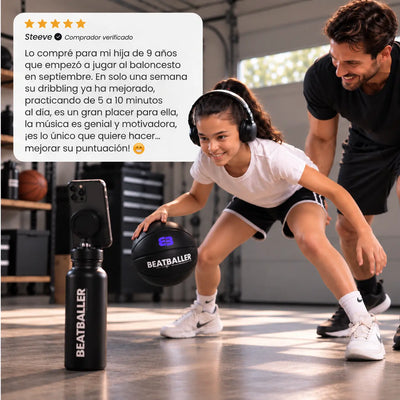 Joven jugadora de baloncesto entrenando el dribbling con Silent Beatball® y la app Beatballer®, acompañada de su padre en un garaje acondicionado, con una reseña de cliente.
