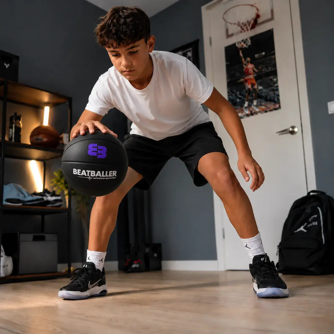 Jeune basketteur dribblant à la maison avec le Silent Beatball® 2.0, ballon de basketball silencieux noir Beatballer®.