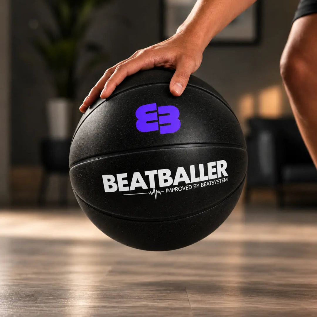Gros plan sur le Silent Beatball® 2.0 noir Beatballer® pendant un dribble à la maison, avec main sur le ballon.