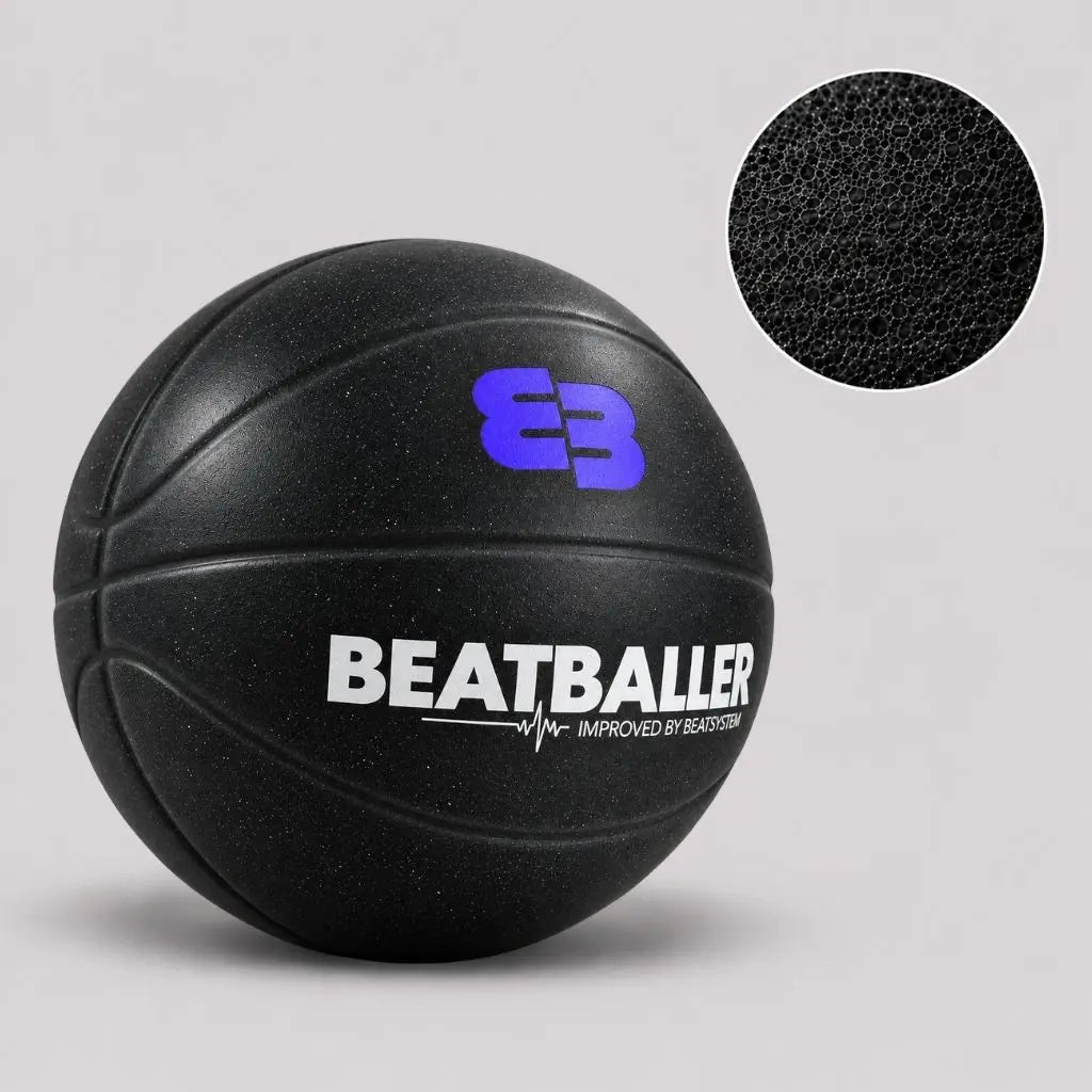 Silent Beatball® 2.0 noir en mousse PU haute densité, avec détail de la texture de la mousse.