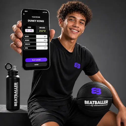 Jeune basketteur présentant ses résultats sur l’application Beatballer®, avec le Silent Beatball® noir et la gourde isotherme Beatballer® à ses côtés.
