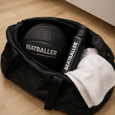 Beatball® Grip+ dans un sac de sport avec gourde Beatballer® et serviette pour l’entraînement basket