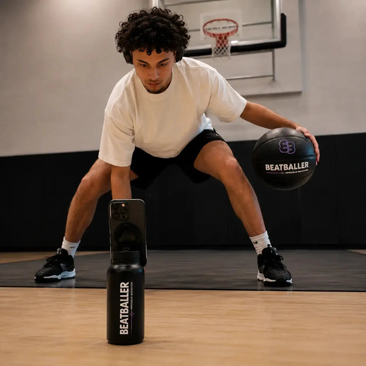 Joueur de basket qui s’entraîne avec son téléphone fixé sur la gourde Beatballer®