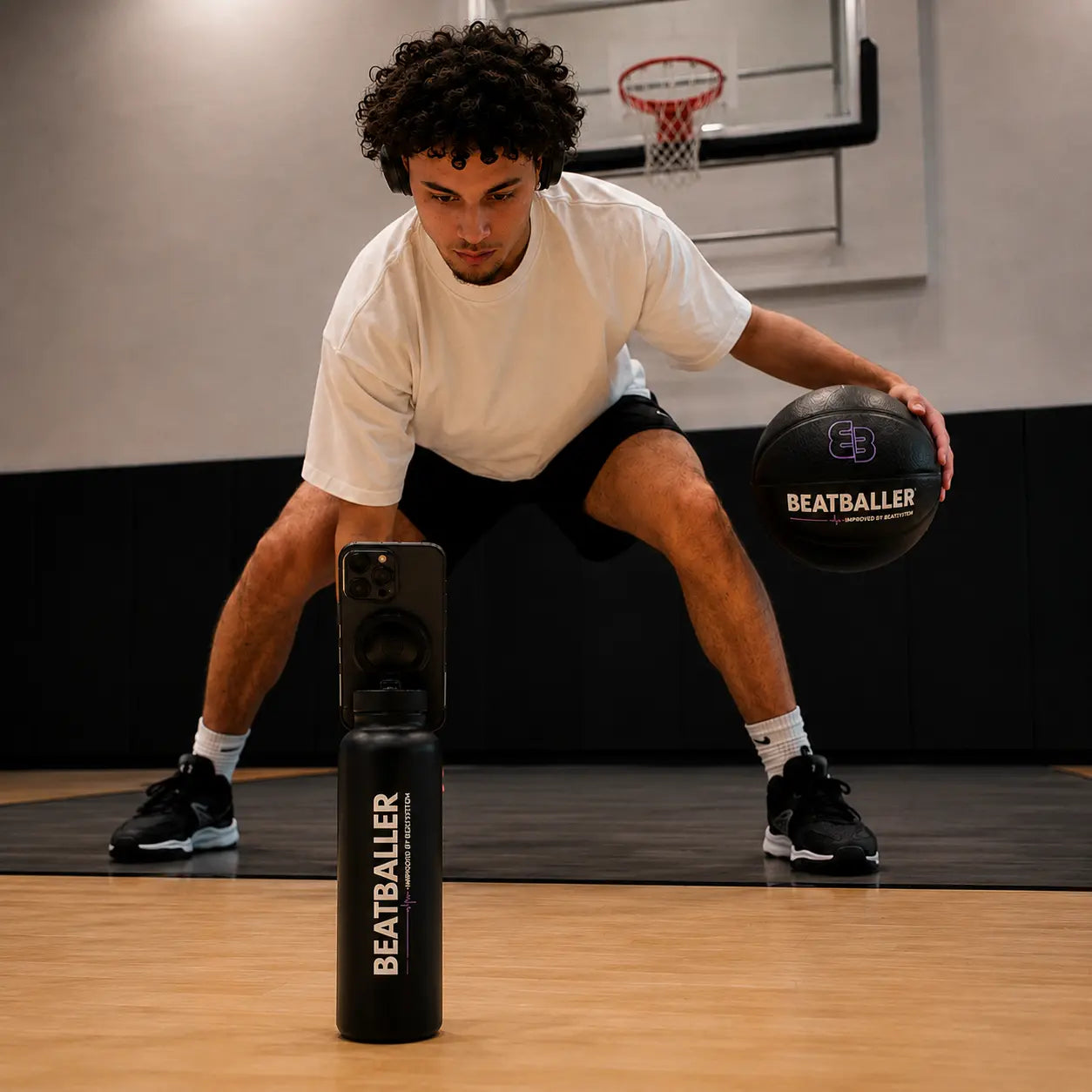 Joueur de basket qui s’entraîne avec son téléphone fixé sur la gourde Beatballer®