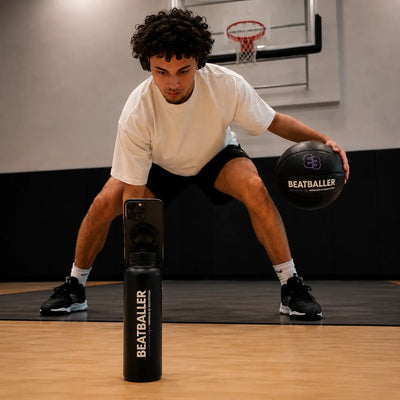 Joueur de basket qui s’entraîne avec son téléphone fixé sur la gourde Beatballer®